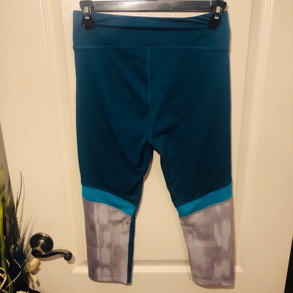 Under Armour Cropped Leggings - Picture 3 of 6